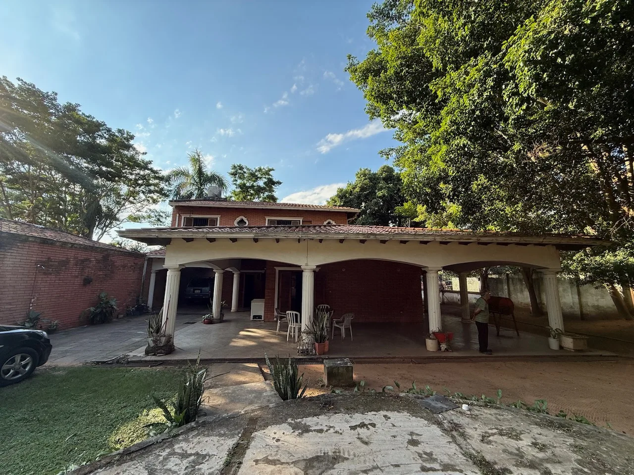 VENDO AMPLIA CASA EN LAMBARE